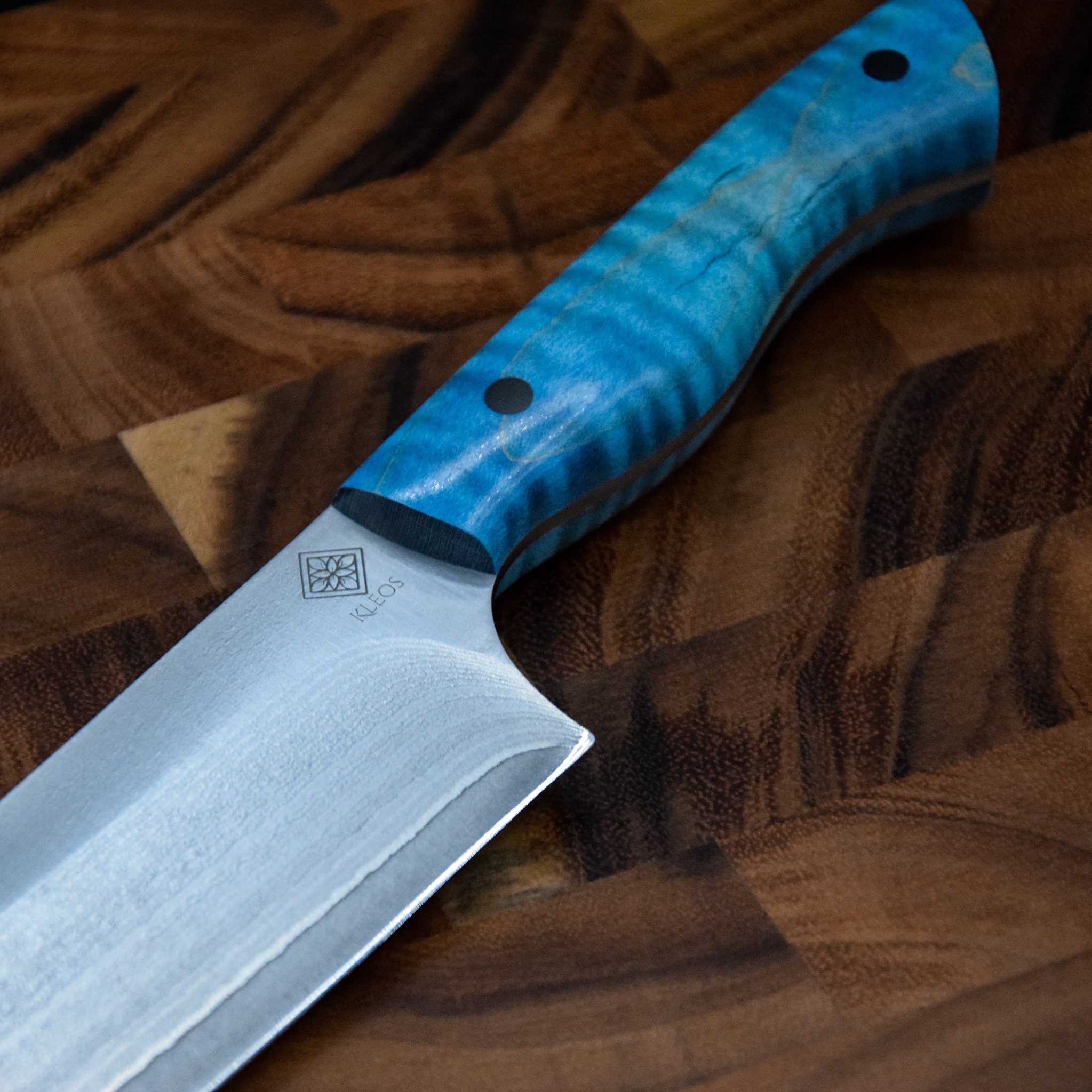 Silas Coutellerie - Couteau éminceur type Santoku; lame en acier inox  suminagashi vg10; manche en buis échauffé et bronze.